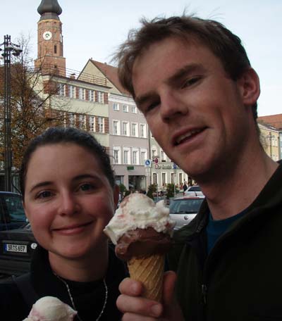 Mot and Ness eat ice-creams in Straubing